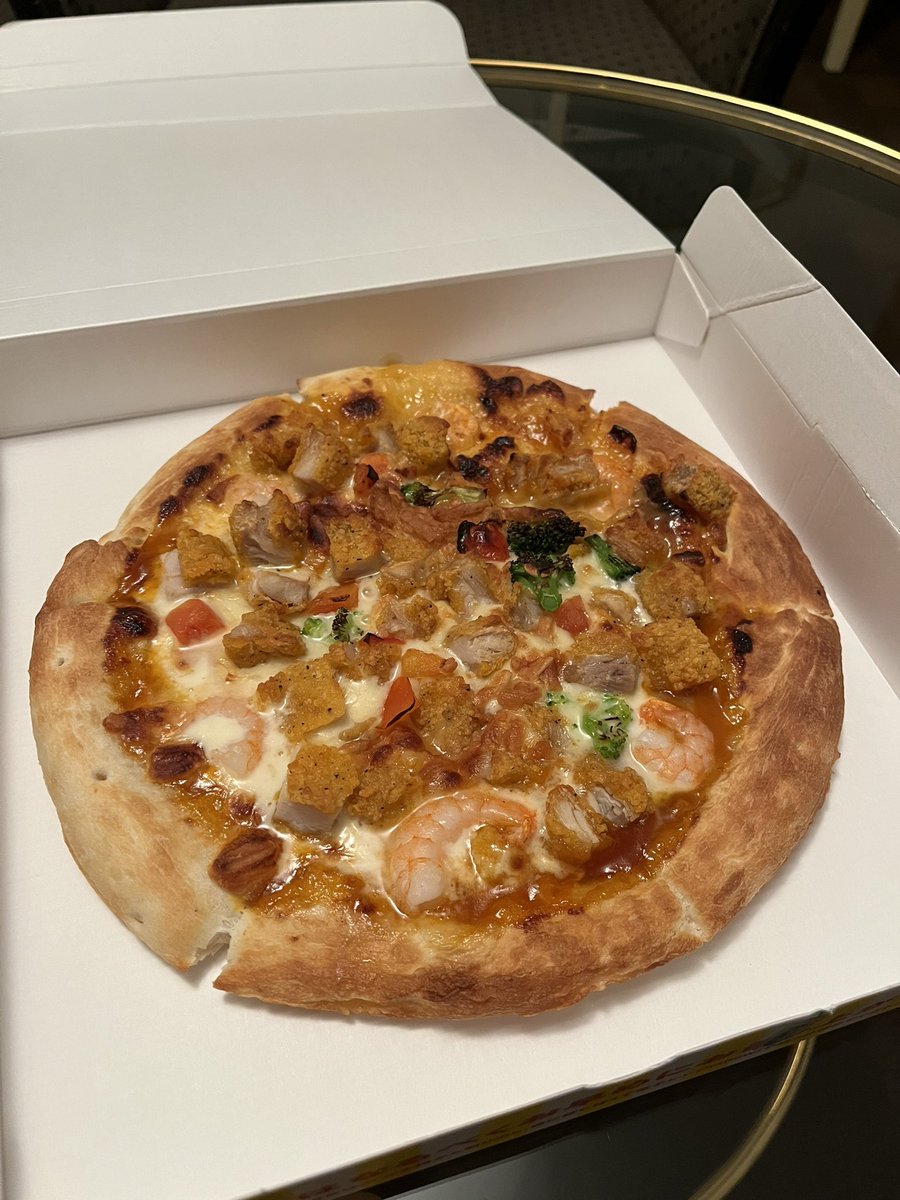 magicvox's tweet image. ファミマでピザ売ってた