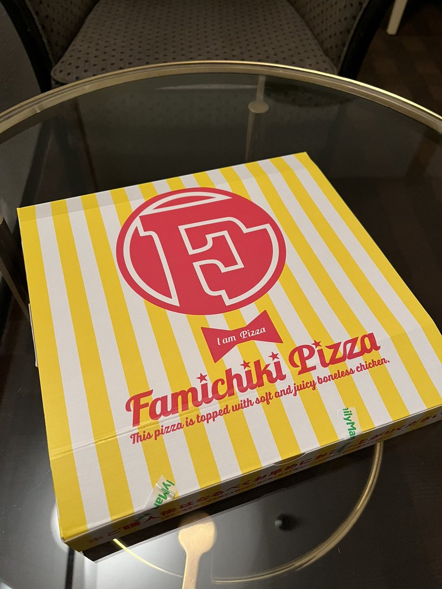 magicvox's tweet image. ファミマでピザ売ってた