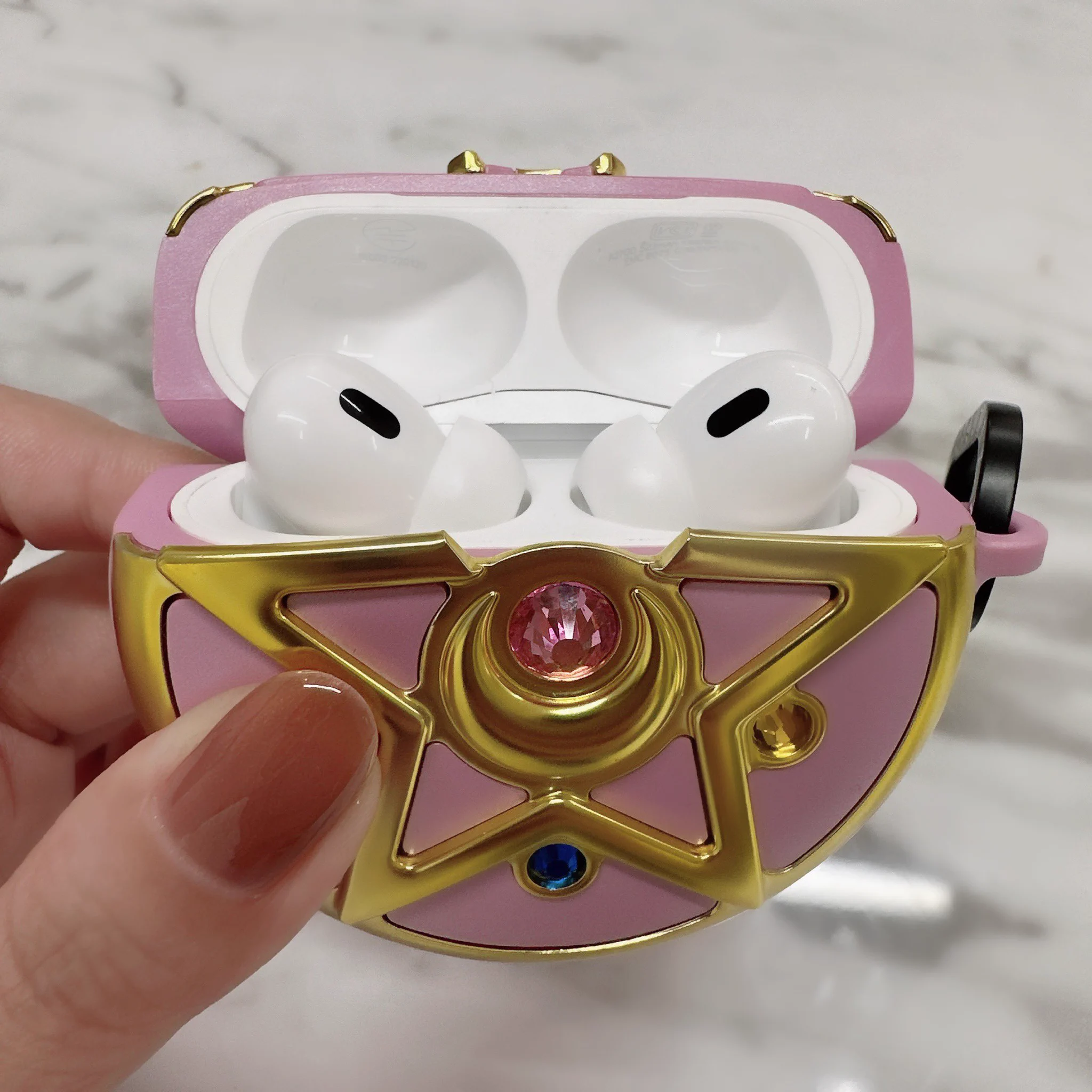 セーラームーン！「クリスタルスターコンパクト」モチーフのAirPodsケース！