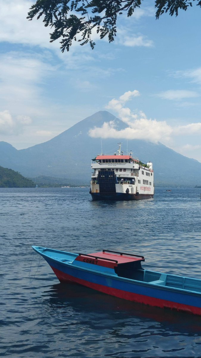 byotenega's tweet photo. "Kamu lebih suka gunung atau laut?"
Pertanyaan anak kota seperti ini gak relevan bagi yang tinggal di Ternate-Tidore. 

Salah satu pulau terindah di Indonesia. https://t.co/6TraaPEEaB