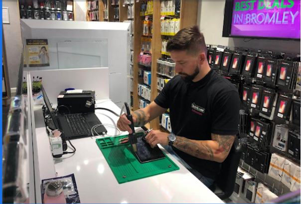 IphonesrepairUK's tweet image. Book Your online iPhone repairs available in Bromley -  techhouse.co.uk/book-a-repair/
#SamsungScreenRepairHighWycombe
#RefurbishedGooglePixels
#IphoneScreenRepair