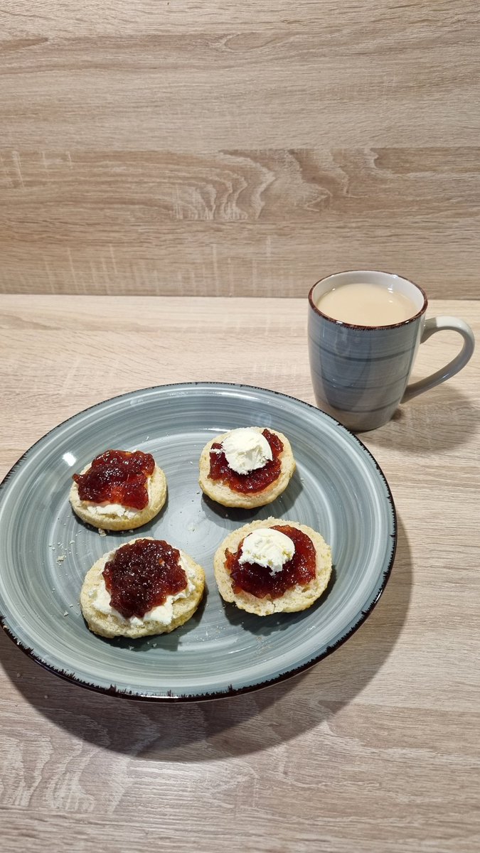 andreatschirge's tweet photo. Scones self-test after #Lux2
Sorry, I like it both ways, but preserve first is tricky for the clotted cream
Baked this morning with the flour I had in my household and baking powder; they came out pretty good https://t.co/5XhZra0sz0