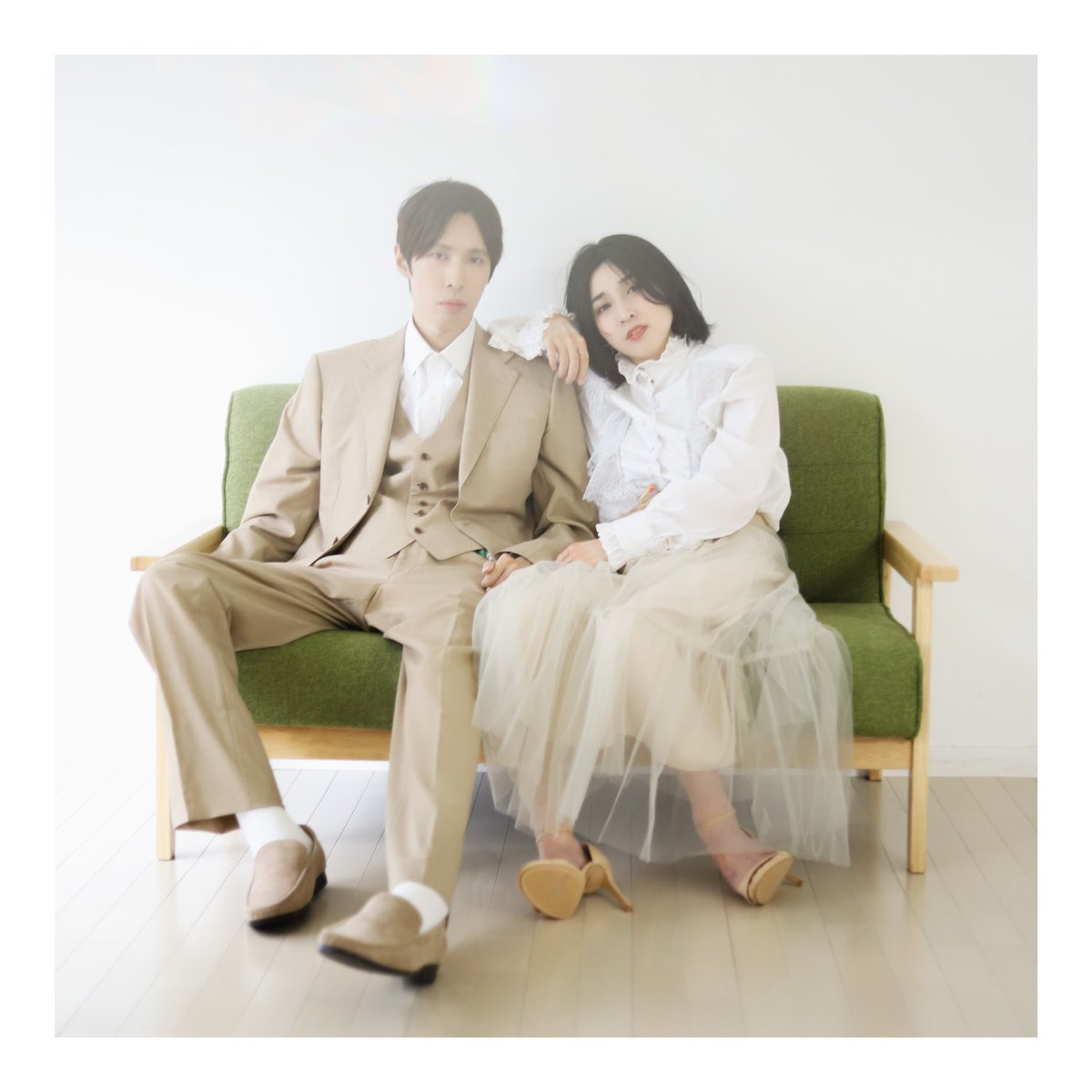 accessibeauty's tweet photo. #障害者 には出来ないことが多くても、社会や誰かのサポートによって出来ることをつくっていける。首から下が麻痺で動かず体幹機能にも障害がある #頸髄損傷 の2人が、始めてソファーに座った奇跡の写真。

#障がい者モデル
#キャスティング https://t.co/uraAeHTzeX
