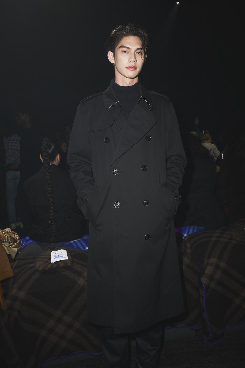 ELLEThailand's tweet photo. เก็บตกภาพหนุ่มไบร์ท วชิรวิชญ์ @bbrightvc ในโททัลลุค all black จาก @Burberry สำหรับการเข้าร่วมชมแฟชั่นโชว์คอลเล็กชั่น Autumn/Winter 2023 ผลงานออกแบบคอลเล็กชั่นแรกของ Daniel Lee ที่ลอนดอนแฟชั่นวีกเมื่อคืนนี้ 

#ELLEThailand 
#Burberry #BurberryAW23 #BurberryAW23xBright #bbrightvc https://t.co/h3AsHTZuaB