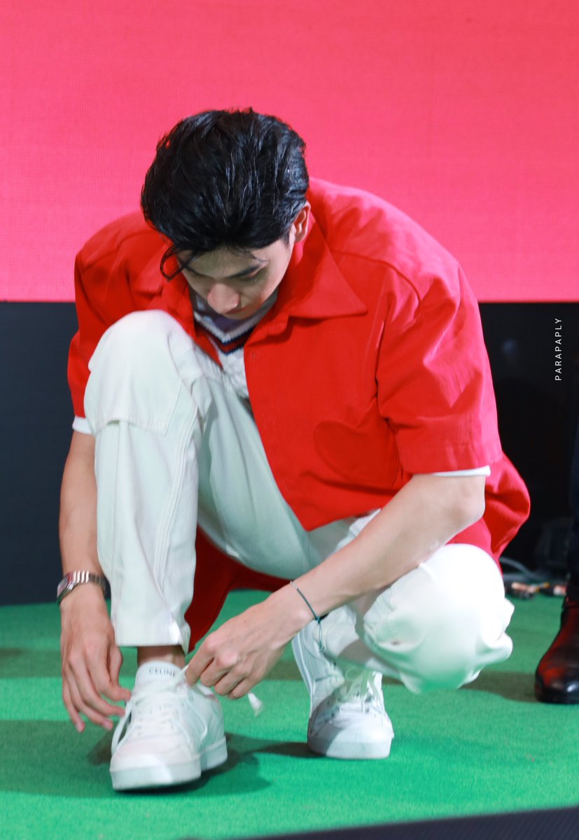 PLY140238's tweet photo. ผูกเชือกรองเท้ายังหล่อเลยงง
#Tawan_V
#มะเขือเทศเพื่อนรักxเตนิว https://t.co/Y6GpkzVpgg