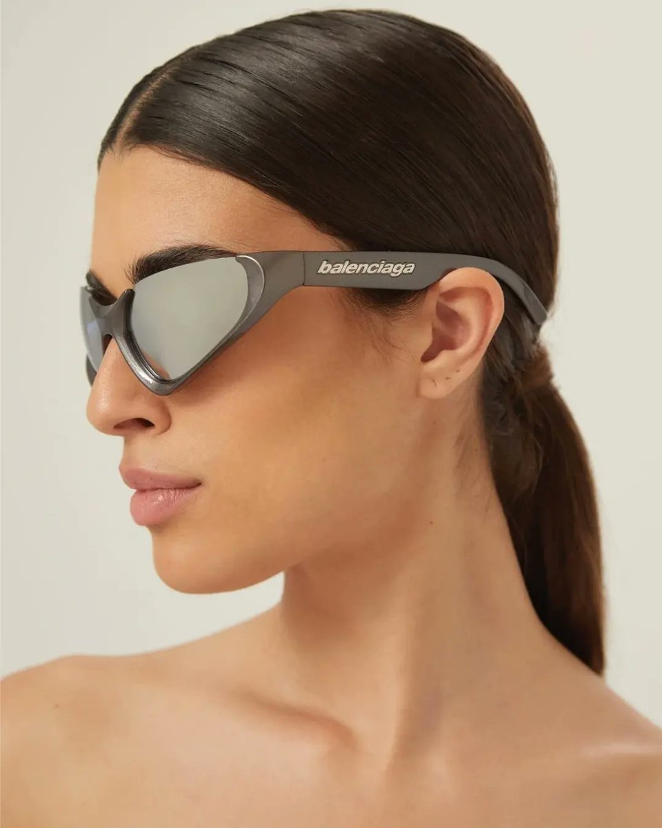 OPTICASTSPATRON's tweet photo. B A L E N C I A G A.  ✔️🔝
Gafas de sol femeninas, formas  emblematicas de la firma. Balenciaga nos sorprende con la bisagra BBBalenciaga Xpander en color Dorado. También encontramos el siguiente modelo mas androgino plateado, gafas de sol envolventes con un pronunciado marco. https://t.co/2LuWAQIStJ