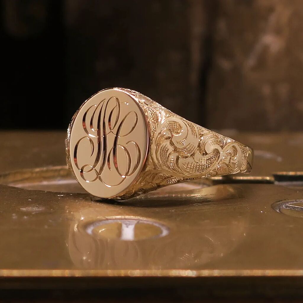 londonengraver's tweet photo. 9x11 Oxford Oval signet ring, hand engraved with a custom designed script monogram and scrollwork shoulders ππ
#londonengraver #masterengraver #handengraved #signetring #signetstyle #pinkyring #monogram #monogramring #scrollwork #custommade #customde⦠https://t.co/gDf4MKMqJ1 https://t.co/NOUNAX8RK8