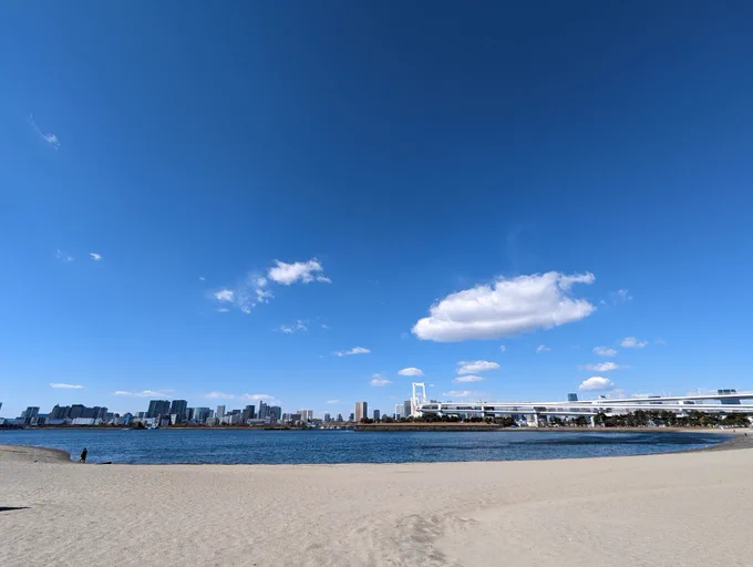 写真に全然うつってくれないんですが影とかもなんだか全部青く見えるの綺麗でめちゃくちゃ好き 
