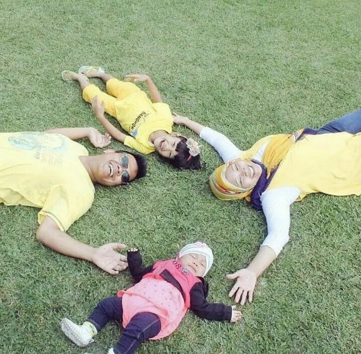 sarsayfa's tweet photo. @akulakuID @OPPOIndonesia Family like chains will never be separated and always be a whole circle forever

Bila incar gadget impian dari @OPPOIndonesia tapi gajian masih akhir bulan tenang ada aja @akulakuID solusi semuanya

 #OPPOPortraitofLoveXAkulaku 
#OPPOReno8TdiAkulaku 
@budiyonow @ichaaa_anisa https://t.co/ZSygIZX7gh