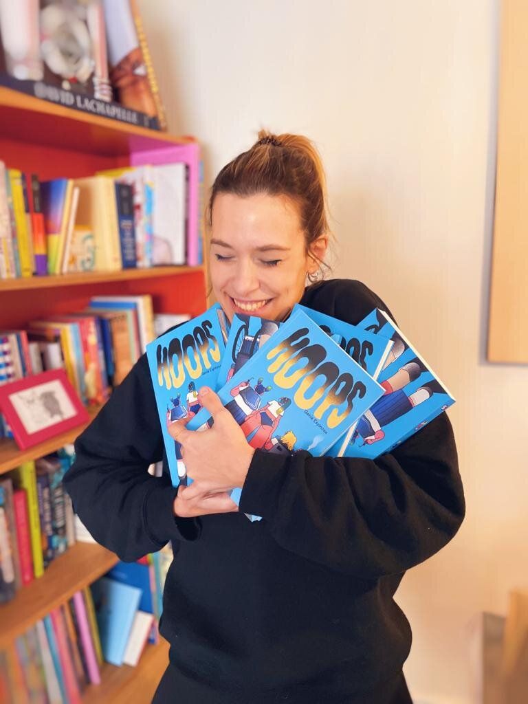SeidkonaPress's tweet photo. Avec une seule BD, @geniespinosa s'est très vite imposée en Espagne comme étant une artiste à suivre de très près. 

🧵 pour vous présenter ce que vous ignorez peut-être sur Genie Espinosa et le succès de HOOPS ! 

#HOOPSbd #bandedessinée #BD #comics https://t.co/qufJ1DrxNr