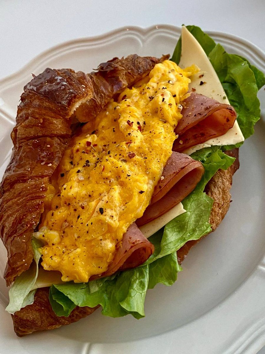 BrynnKaufman13's tweet photo. My breakfast is like my body…I just have it without thinking. https://t.co/aNqU6X53VG