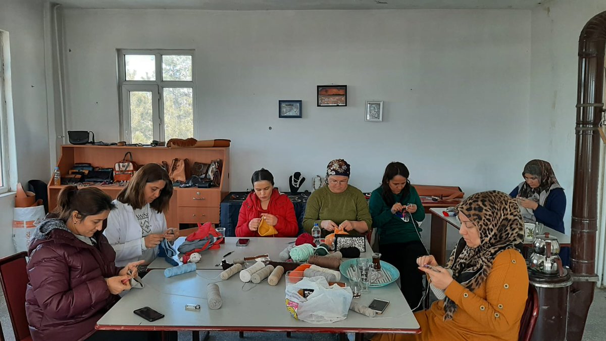 honazhalkegitim's tweet photo. Depremzede çocuklar için kurslarımızda yaptığımız oyuncakları deprem bölgesine gönderdik. @prof_mahmutozer 
@ZekineDayolu 
@kaya_menderes 
@ekicis20 https://t.co/Arei7IsxXp