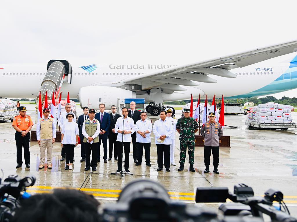 Menlu_RI's tweet photo. Indonesia continues to carry out its humanitarian diplomacy. This morning, I accompanied President @Jokowi to dispatch humanitarian aid to Turkey and Syria (21/2). There are 4 planes departed today, carrying food, clothing, and logistical equipment totaling 140 tons https://t.co/DbmrQNqtiU