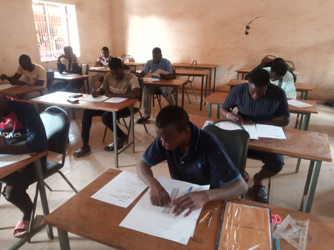 NCpmct's tweet photo. Ce 20/02/2023, nos apprenants des 1ère et 2ème années de l' apprentissage au métier chaudronnier subissent leur premier devoir. Au menu des épreuves, le traçage, la technologie générale, les travaux pratiques, etc. Nègè Blon souhaite une bonne chance à tous. https://t.co/Q1yEedW5s0
