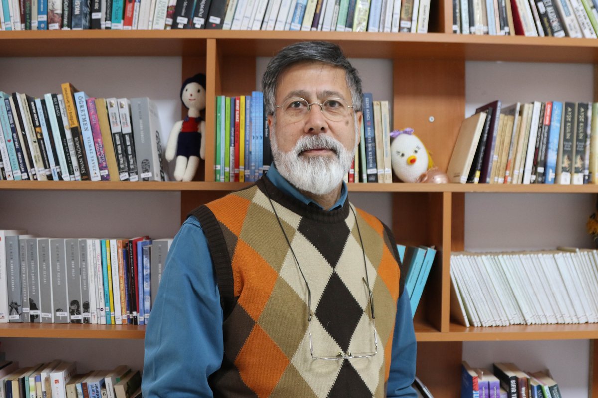 av_cemildeveci's tweet photo. Doğanın Çocukları Akademisi Derneği iş birliğiyle, Doğa Bilimleri Köyü Okulu'nun kapılarını depremzede çocuklara açtık.

Pedagog ve psikiyatrlar tarafından takip edilen eğitim programıyla çocuklar, Atakumlu akranlarıyla atölyelerde hem eğleniyor hem de depremin izlerini siliyor. https://t.co/I4BKOeVfUq