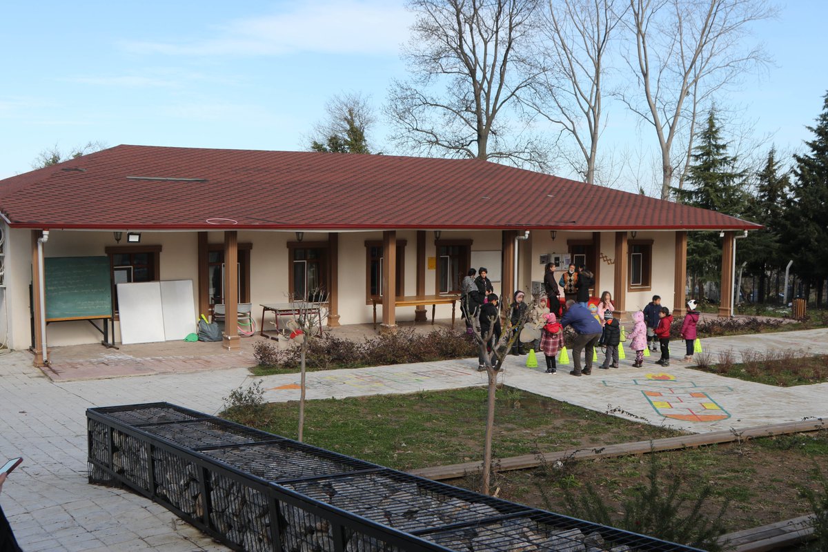 av_cemildeveci's tweet photo. Doğanın Çocukları Akademisi Derneği iş birliğiyle, Doğa Bilimleri Köyü Okulu'nun kapılarını depremzede çocuklara açtık.

Pedagog ve psikiyatrlar tarafından takip edilen eğitim programıyla çocuklar, Atakumlu akranlarıyla atölyelerde hem eğleniyor hem de depremin izlerini siliyor. https://t.co/I4BKOeVfUq