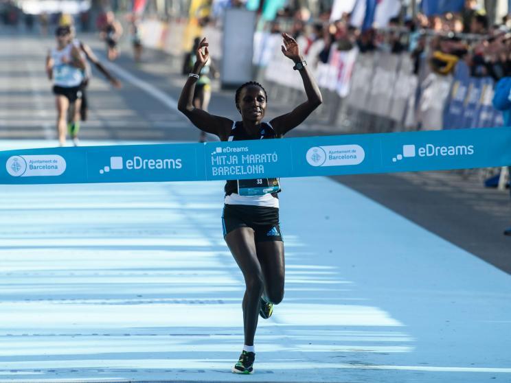 ¡Una media maratón de Barcelona de récord!👇

🥇Los corredores kenianos Charles Kipkirui Langat e Irine Jepchumba Kimais ganaron la Media Maratón de BCN y ambos con récord de la carrera.

⏱️Langat paró el cronómetro en 58:53, mientras que Kimais registró un tiempo de 1:04:37