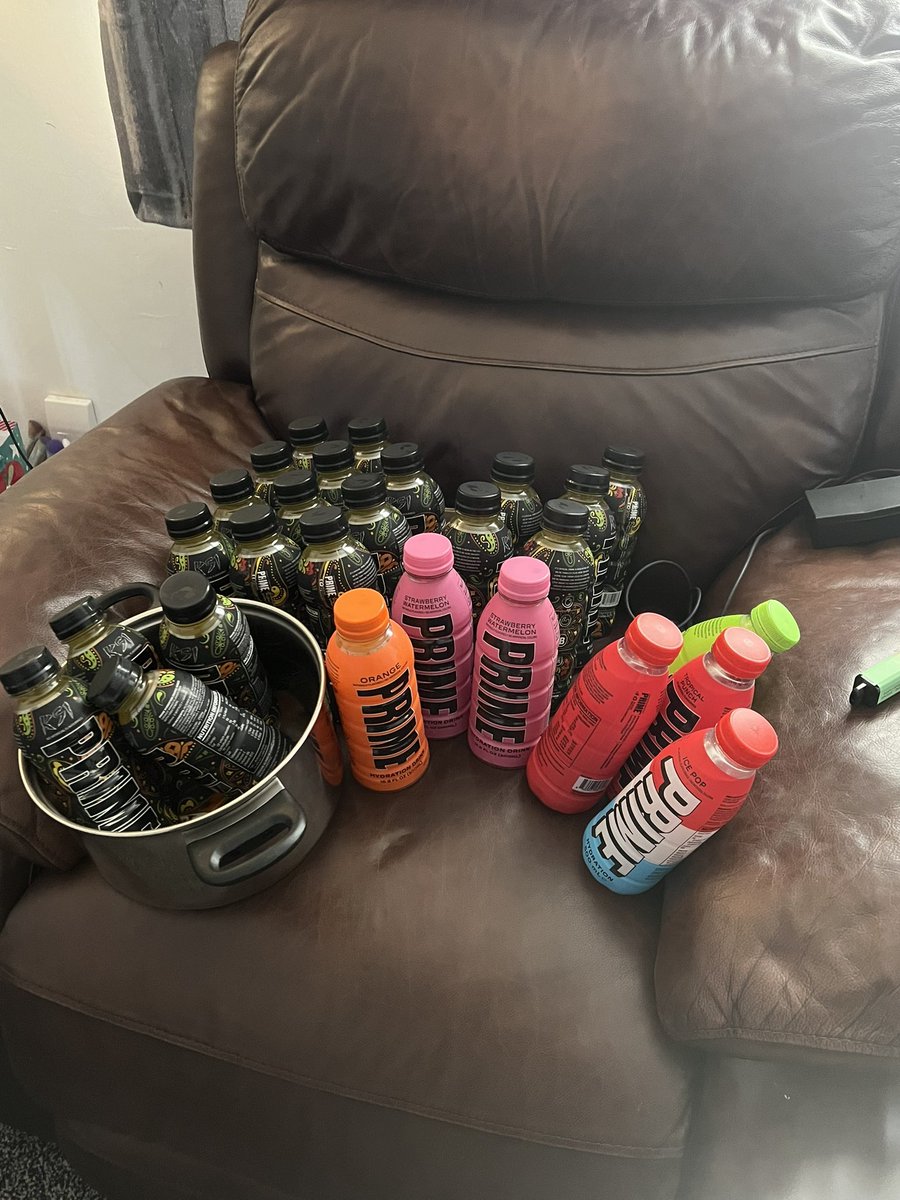 JadeDis18's tweet photo. Big W’s today, Bar far the best prime day, Snagged loads and did a swaps in the local corner shop with 2x Black for 1x Pink 1x Orange Completing my collection! Winner winner Chicken dinner!🥇 @prime_tracker https://t.co/YnVtsoKY9s