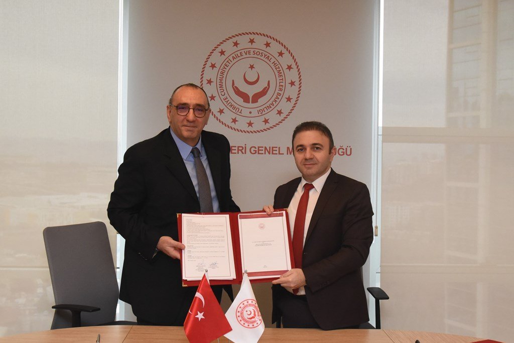 ASHB_COCUK's tweet photo. Bakanlığımız ile DeFacto arasında yapılan protokol gereğince, deprem bölgesinde himayemizdeki tüm çocukların giyim ihtiyacını bir yıl boyunca @DeFacto karşılayacak. 
Yaralarımızı birlikte saracağız.
@deryayanikashb 
@tcailesosyal 
Haberi için 👇
https://t.co/1Zov3dagTi https://t.co/I5bPi1Doyh