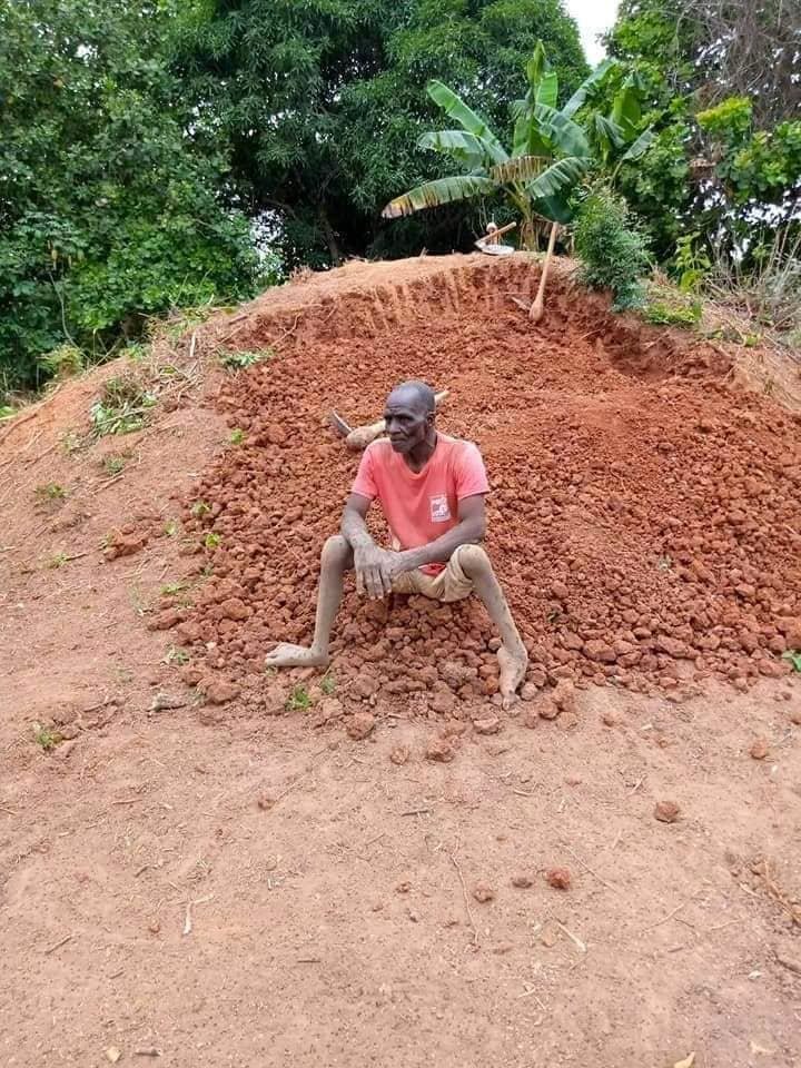 AfricaSecondes's tweet photo. #Bénin : Lorsque ce qu'on dit volonté 👌.
Cet homme rampe pour réaliser des logements et non pour mendier malgré les difficultés.
Force à vous Monsieur, Un modèle de l'homme Béninois fort.
#Afrique #Actualités #45second #gouvbenin #bénin229 #patricetalon #volanté #Béninois https://t.co/jSXTmYnAQa