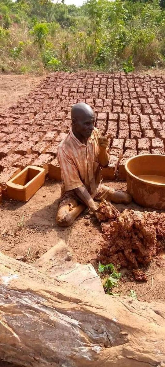 AfricaSecondes's tweet photo. #Bénin : Lorsque ce qu'on dit volonté 👌.
Cet homme rampe pour réaliser des logements et non pour mendier malgré les difficultés.
Force à vous Monsieur, Un modèle de l'homme Béninois fort.
#Afrique #Actualités #45second #gouvbenin #bénin229 #patricetalon #volanté #Béninois https://t.co/jSXTmYnAQa