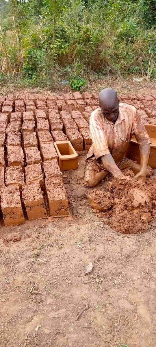 AfricaSecondes's tweet photo. #Bénin : Lorsque ce qu'on dit volonté 👌.
Cet homme rampe pour réaliser des logements et non pour mendier malgré les difficultés.
Force à vous Monsieur, Un modèle de l'homme Béninois fort.
#Afrique #Actualités #45second #gouvbenin #bénin229 #patricetalon #volanté #Béninois https://t.co/jSXTmYnAQa