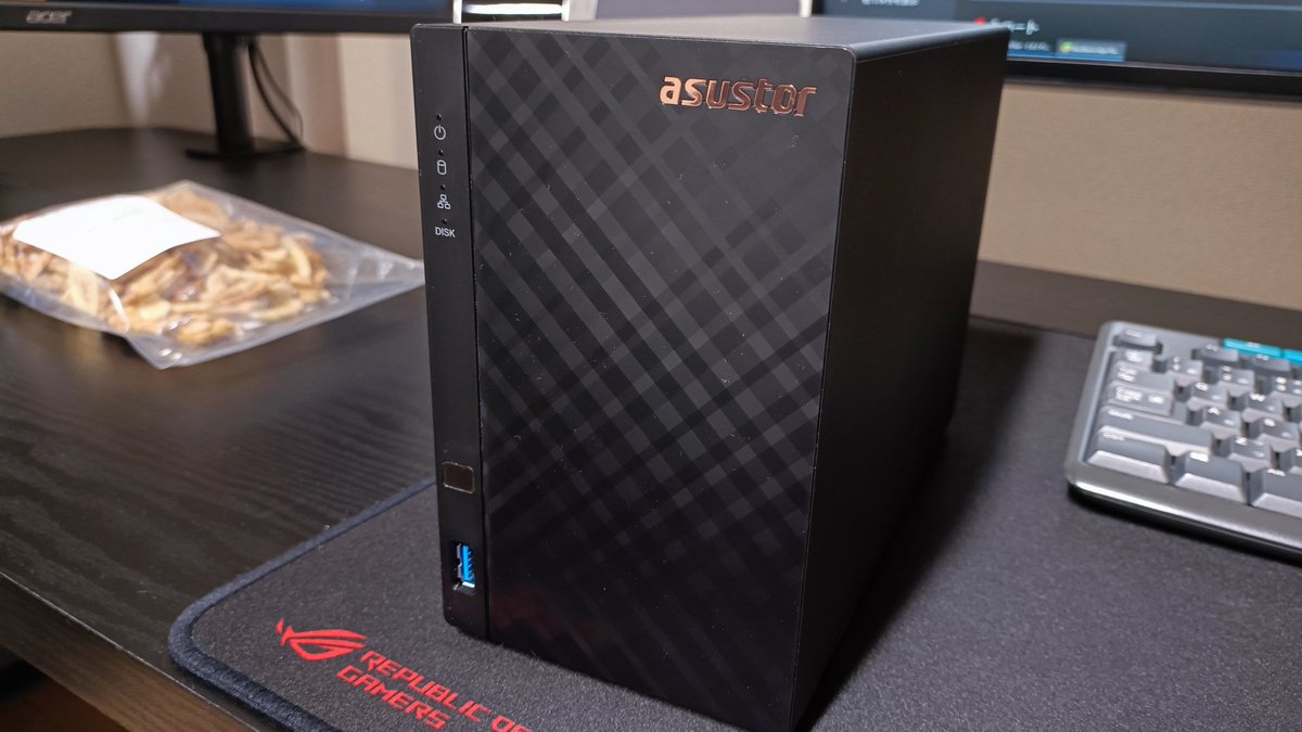 takemabu's tweet image. ASUSTORのAS1102T届いて組み立てた。
ASUSのルーターとデザインが似てるのは関連会社だから？
公式的には非対応だけど、2.5インチでもネジ2つ〆で固定できるね。
設定画面は今風。シノロジーとかもこんな感じだったな。
#ASUSTOR 
#asus