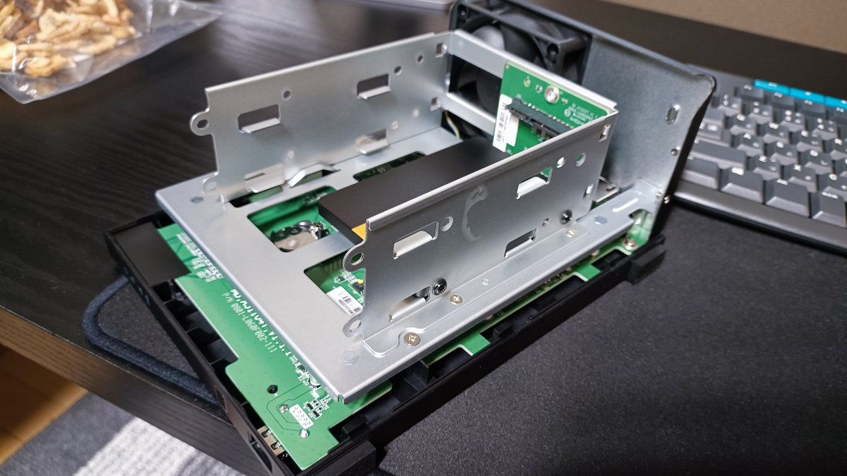 takemabu's tweet image. ASUSTORのAS1102T届いて組み立てた。
ASUSのルーターとデザインが似てるのは関連会社だから？
公式的には非対応だけど、2.5インチでもネジ2つ〆で固定できるね。
設定画面は今風。シノロジーとかもこんな感じだったな。
#ASUSTOR 
#asus