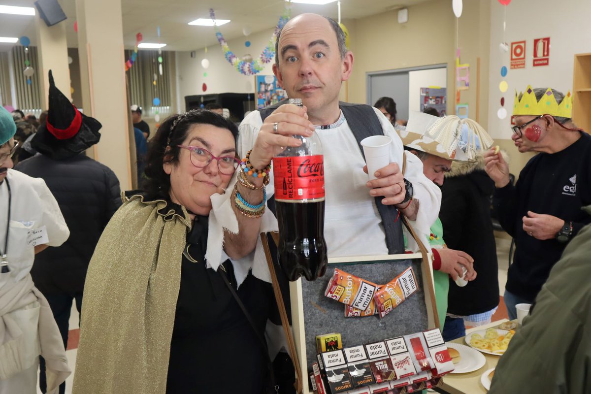 hcsanrafaelvigo's tweet photo. El Área de Residencia celebro ayer su tradicional fiesta de carnaval junto a las residentes del centro @evdgalicia . Primero unos pinchos para tomar fuerzas y luego dos horas de baile y diversión. https://t.co/mofmnPwGGr
