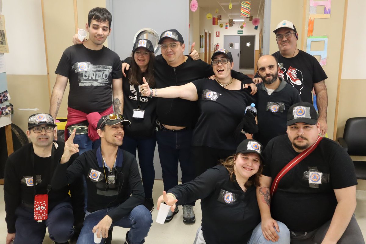 hcsanrafaelvigo's tweet photo. El Área de Residencia celebro ayer su tradicional fiesta de carnaval junto a las residentes del centro @evdgalicia . Primero unos pinchos para tomar fuerzas y luego dos horas de baile y diversión. https://t.co/mofmnPwGGr