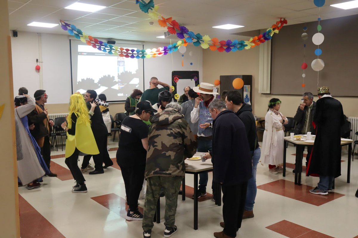 hcsanrafaelvigo's tweet photo. El Área de Residencia celebro ayer su tradicional fiesta de carnaval junto a las residentes del centro @evdgalicia . Primero unos pinchos para tomar fuerzas y luego dos horas de baile y diversión. https://t.co/mofmnPwGGr