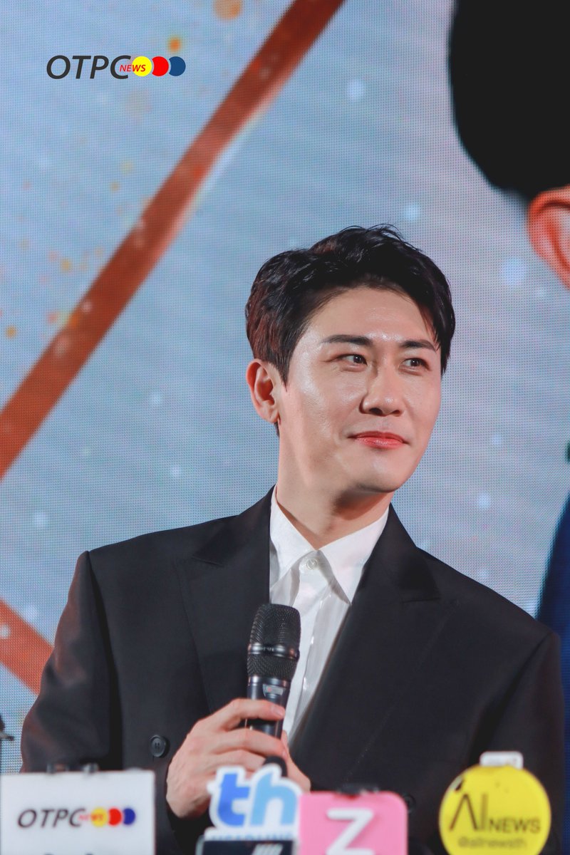 otpcnews's tweet photo. "ยองทัก" สัมภาษณ์สื่อ ในงานแถลงข่าว " YoungTak in Thailand"

#영탁 #Youngtak #ยองทัก
#YoungTakinThailand
#TeroMusic #milagroentertainment #livenation https://t.co/oosH9NGXi1