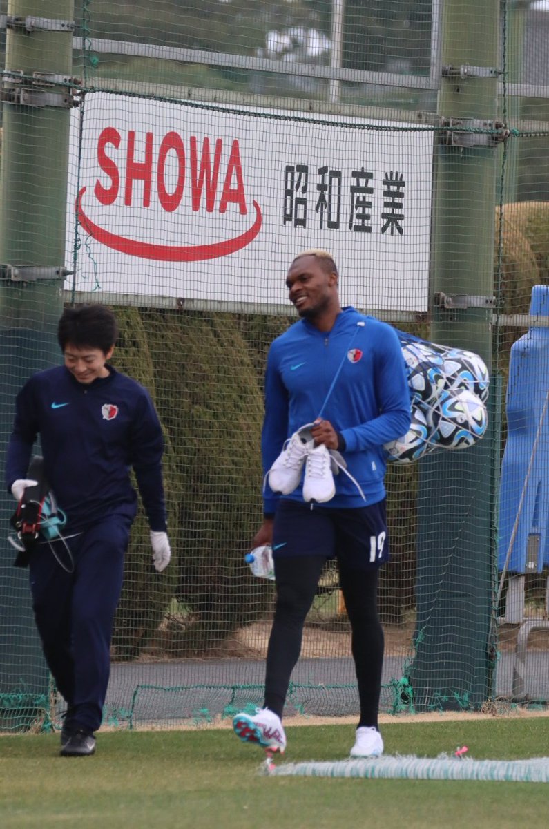 chik_a36's tweet photo. 2023/2/19(sun) ☁️
クラブハウス
サンタクロース🎅なエレケさん。
⚽をお片付け。
ピッチを出る時に
一度荷物を置いて
地面にひれ伏して祈りを捧げ
また担ぎ直してお手振り✋
Thank you for your concern.
#eleke
#antlers
#練習見学 https://t.co/ba1QAAXm2c