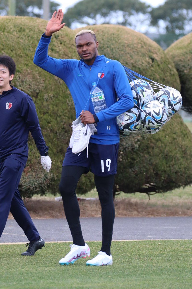 chik_a36's tweet photo. 2023/2/19(sun) ☁️
クラブハウス
サンタクロース🎅なエレケさん。
⚽をお片付け。
ピッチを出る時に
一度荷物を置いて
地面にひれ伏して祈りを捧げ
また担ぎ直してお手振り✋
Thank you for your concern.
#eleke
#antlers
#練習見学 https://t.co/ba1QAAXm2c