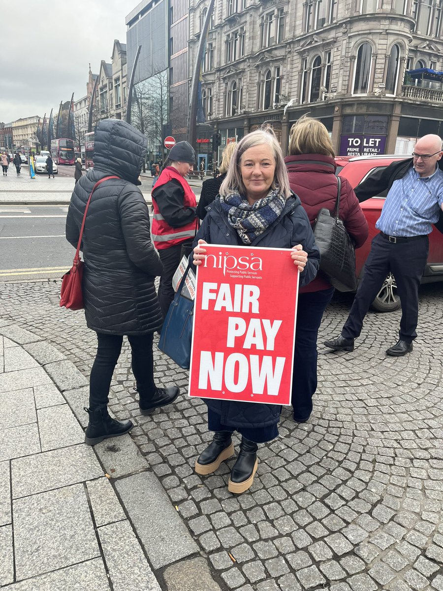 CaralNiChuilin's tweet photo. Solidarity to front line workers. #DecentPay https://t.co/KwgCxqm0Rx
