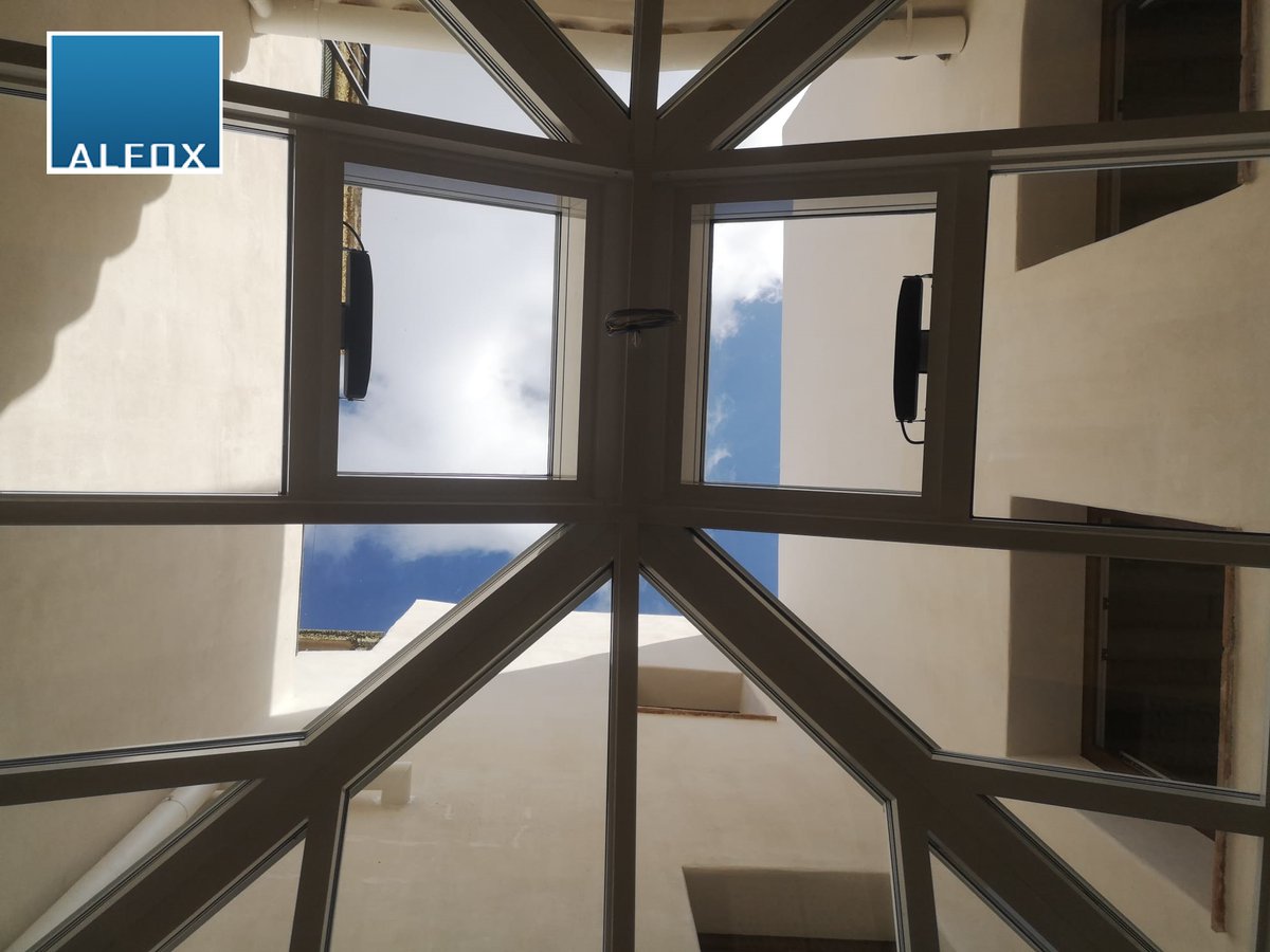 AlfoxRRSS's tweet photo. En esta ocasión, os traemos la instalación de un Lucernario en Aluminio a Cuatro Aguas con dos ventanas abatibles motorizadas para su ventilación. Toda la cubierta acristalada con Vidrio de Seguridad 4+4/10/4/10/6 Templado.
Más información https://t.co/2I13BK7HEL o ☎️ 952371077. https://t.co/0t8aLfGKj3