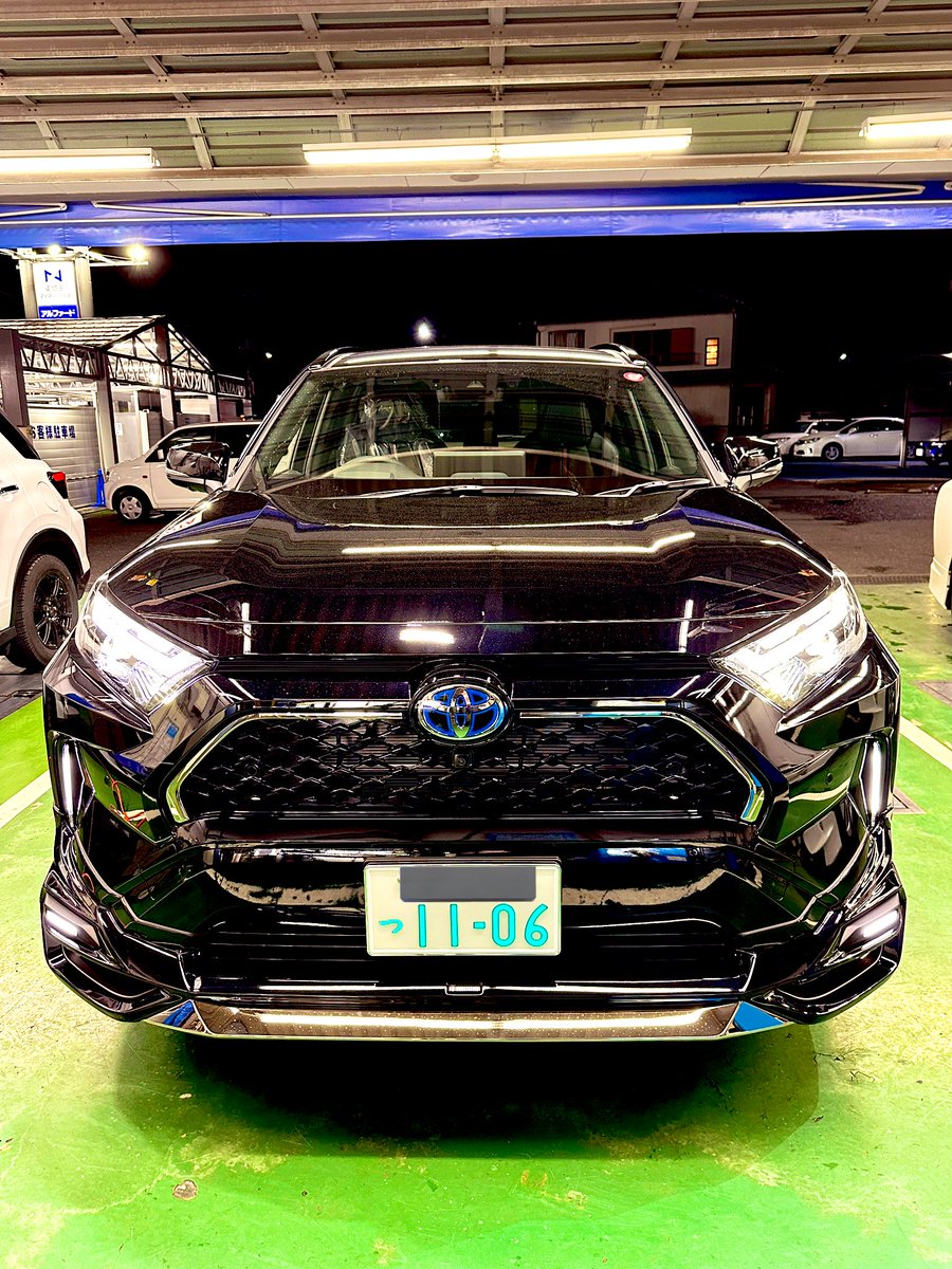 mana___crths's tweet photo. そーえばRAV4ガソリン車から
RAV4 PHEV新車に乗り換えたよっと🐾♥️
ナンバーも1106のまま(  ´꒳`  )
フィルムは透過率1%で真っ黒( Ꙭ)ꙭ҉

これからWANIMAのステッカーも
付け替える🐊♥️
これからのWANIMAの全国ツアーは
これで参戦🚗 ³₃

#WANIMA
#RAV4
#プラグインハイブリッド https://t.co/M4z0bH18sV
