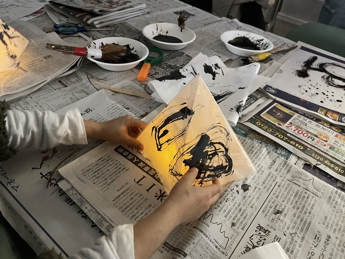 身近な自然の中で見つけた、枝や落ち葉で自分だけの筆を作り、自由にデザイン🎨
和紙のクリアファイルに描いたり、ランプシェードに描いたり…
墨を使うことが体験も貴重だけど、自然物で作った筆というのも、なんとも温かみがあって良いなあと思います🌿