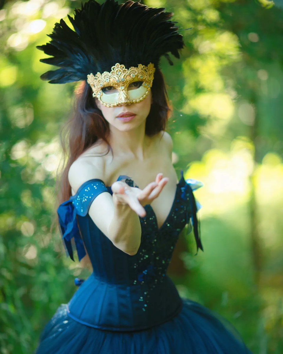 Joyeux #Carnaval !
En ce #MardiGras2023 voici une petite photo masqué !

🎭👗💕
#masqueradestory #bluedress