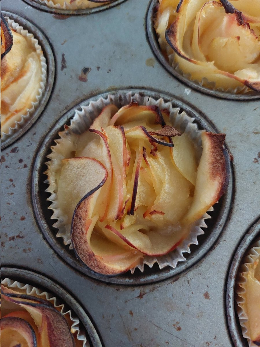 mybrainfudge's tweet photo. Ich wollte Apfelrosen backen.
EHRLICH!
(ihr sehr das doch auch, oder?)
#Backfail oder so, aber in sexy https://t.co/ZZ7mtmAkXx