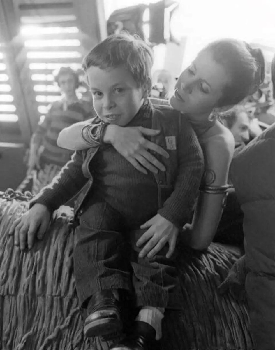 Chema_Ponze's tweet photo. Carrie Fisher junto a Warwick Davis (Willow) cuando era niño en el rodaje de "El retorno del Jedi" (1983) https://t.co/QeqtwEkRDQ