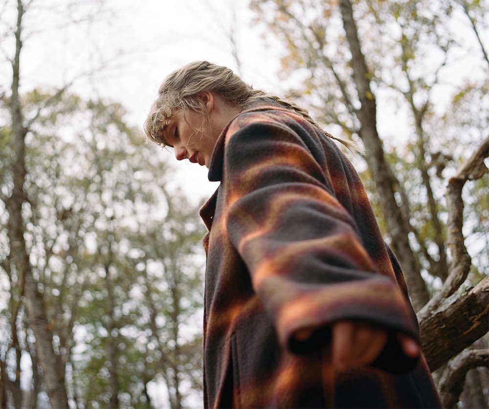 his_rendezvous's tweet image. in love with the taylor swift autism aesthetic🍂🍂