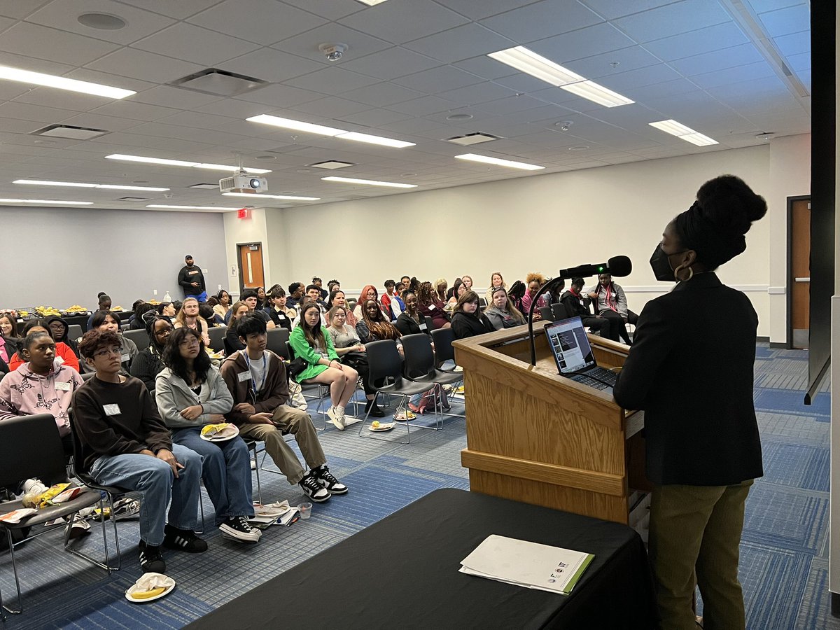 adanianscience's tweet photo. It was such a pleasure to have @bog_buckmoth as the opening keynote 4 #iDigTRIO. She inspired Pre-collegiate & collegiate students to pursue their scientific interest. Students were encouraged to not just be resilient but be mindful of self & find mentors & community 4 support. https://t.co/ui3EL44vTb