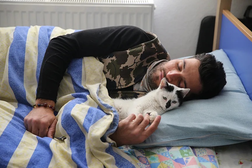 30millionsdamis's tweet photo. Souvenez-vous du pompier qui avait sauvé un chat piégé dans les décombres après les séismes en Turquie. #BonneNouvelle : il a adopté le petit rescapé qu'il a nommé "Enkaz". Ils sont aujourd'hui inséparables 😍 https://t.co/gsRyiJBwBX