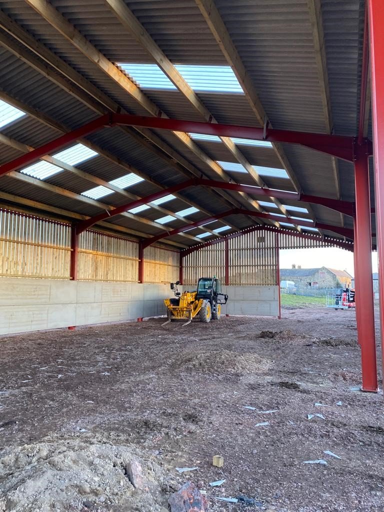 Look at this 100’ x 40’ x 15’ with Cantilever, Livestock building that we recently erected in Wrexham.  🛠
 ◾️Natural Grey Fibre cement roof
 ◾️Roof lights
 ◾️Yorkshire Board cladding 
 ◾️90mm concrete panels
Get in touch today for your free quote 📝
📞 01270 781158
#steelframe