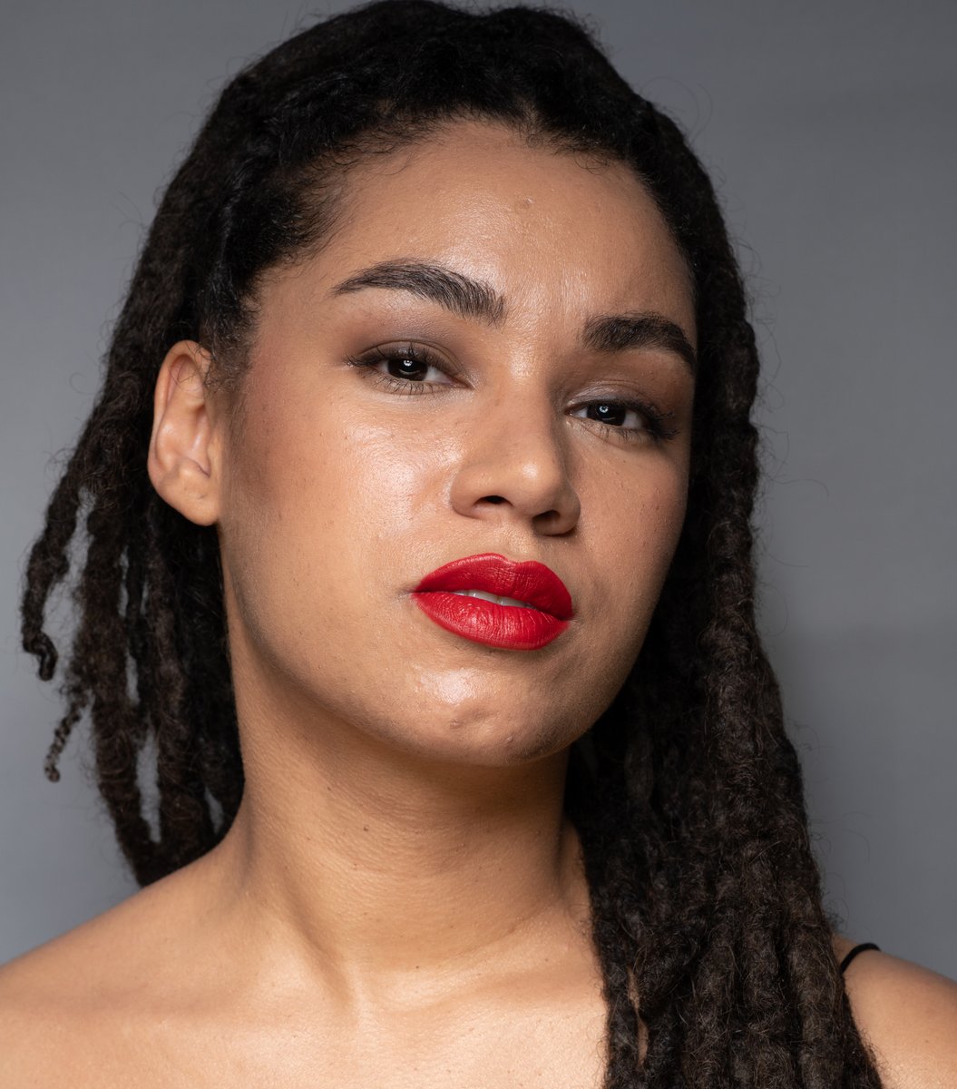 A bold red lip to always make a statement💄