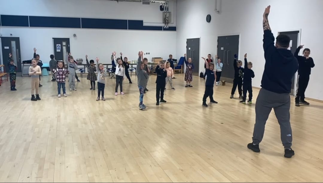 ACEstockport's tweet photo. Grant from @shinnysgym1 has got our 1st day of HAF off to a great active start. All the children will be taking part in sessions across the day. A huge thank you again for helping the children get active and learn some new skills today.
@stockportcouncil #stockportHAF #HAF23 https://t.co/CEefYzDavg