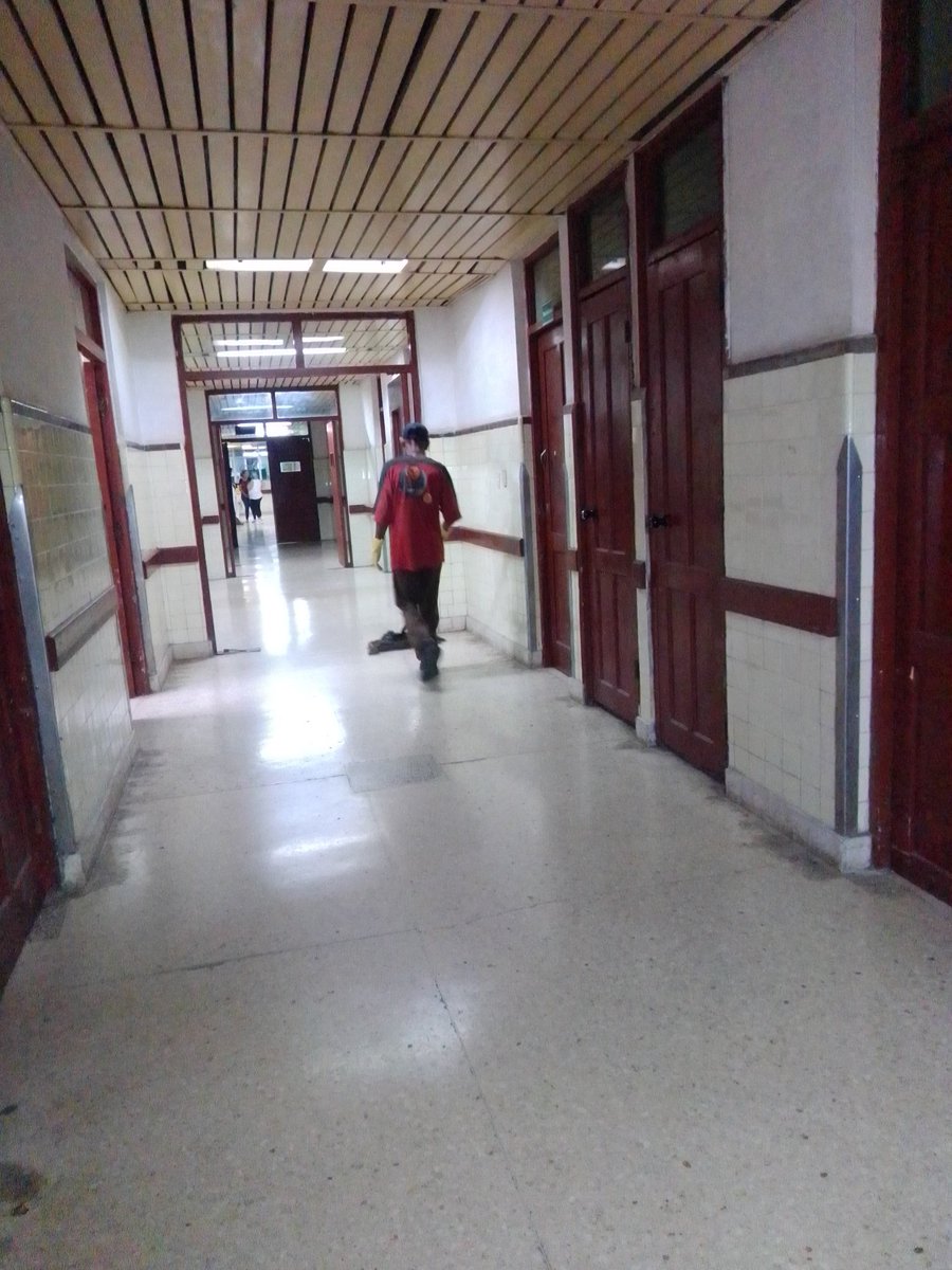 Personal de Enfermería en sus procederes, bien temprano, con un Cuerpo de Guardia limpio y ordenado. <a href="/LaHabanaEsSalud/">Comunicadores #LaHabanaEsSalud 🇨🇺</a> <a href="/DPSHabana/">Dirección General de Salud La Habana</a> #JuntarYVencer #CubaPorLaVida