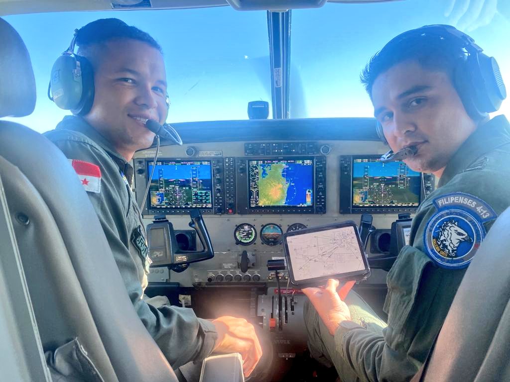 aeronavalpanama's tweet photo. #BuenosDías | Deja que tu sonrisa cambie el mundo...pero no dejes que el mundo cambie tu sonrisa.
Entregados en cada asignación, nuestras unidades del #COMAER 🚁 ✈️ reciben un nuevo día con la firme convicción de cumplir con la misión encomendada.
#SoyComandoAéreo
#FelizMartes https://t.co/MBCVfaKbRJ