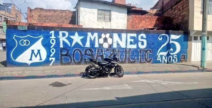 Por toda Bogotá
#LosRamones, #BosAzul
Los Millos terror JGuason, Rolando (Rolo), Papero y demás fundadores.
#ComoMePuedoOlvidar
Guerreros de la #BandaDeCorti y sus secuaces, sin temor y al frente del Comando, por el honor y el respeto a Bogota y @MillosFCoficial